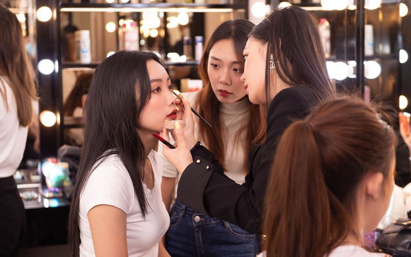 DIVA Academy luôn tạo điều kiện để học viên thực hành makeup trên mẫu thật