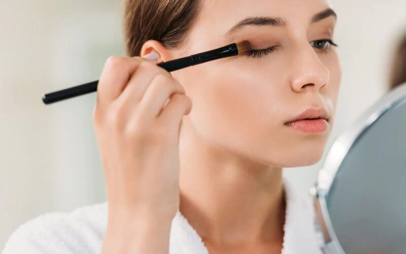 Bạn có thể dễ dàng tự makeup cho mình trong những dịp đặc biệt 