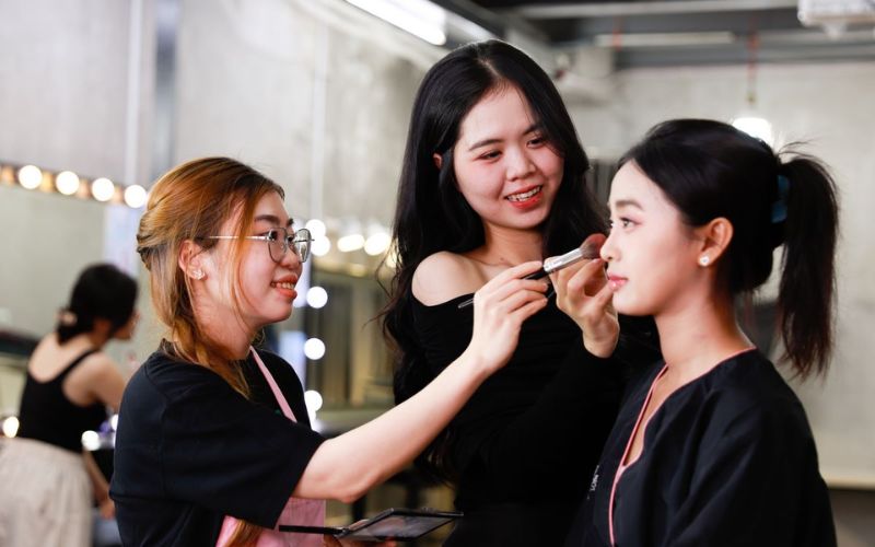 Khóa học makeup nâng cao giúp bạn mở rộng mạng lưới quan hệ tốt hơn 