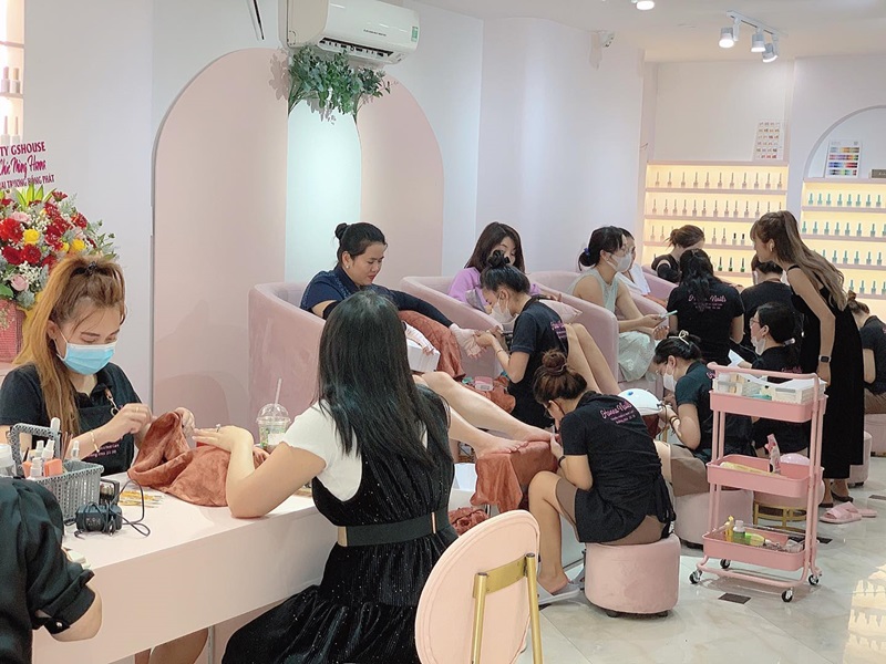 Tình trạng bóc lột sức lao động là vấn đề khó khăn đối với người làm nghề nail