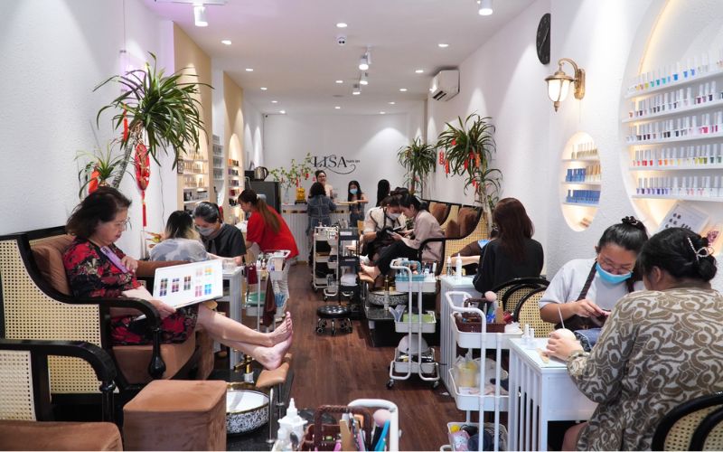 Làm việc liên tục nhiều giờ trong mỗi dịp lễ tết khiến thợ nail dễ bị áp lực