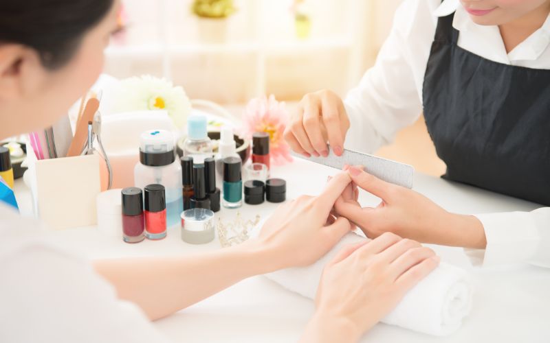 Làm nghề nail cần sự khéo léo và kiên nhẫn để phát triển lâu dài