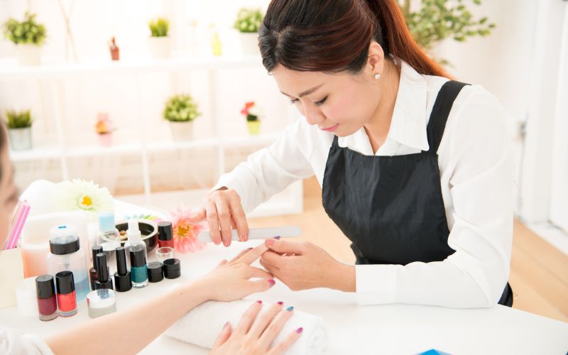 Thợ nails Việt hay gặp khó khăn trong vấn đề ngôn ngữ giao tiếp tại Mỹ 