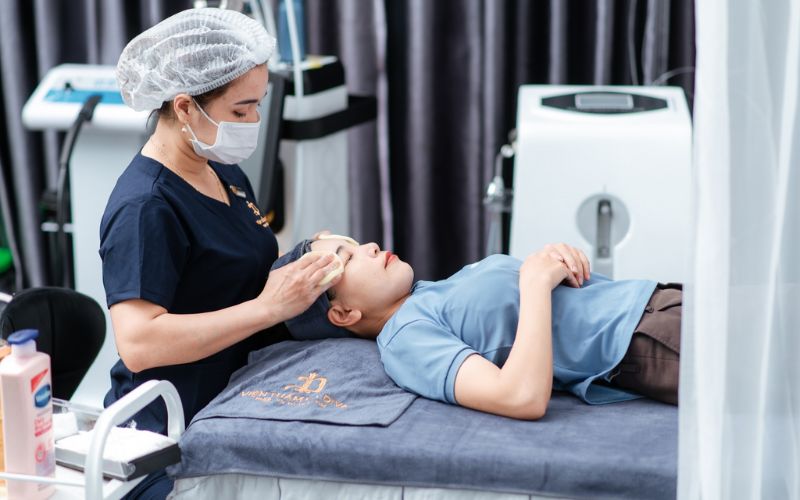 Chuyên viên spa cần tuân thủ các quy tắc an toàn vệ sinh chặt chẽ trong nghề spa