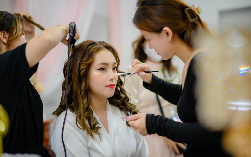 Chuyên viên trang điểm hãy luôn cập nhật kiến thức và kỹ thuật make up mới trong ngành 