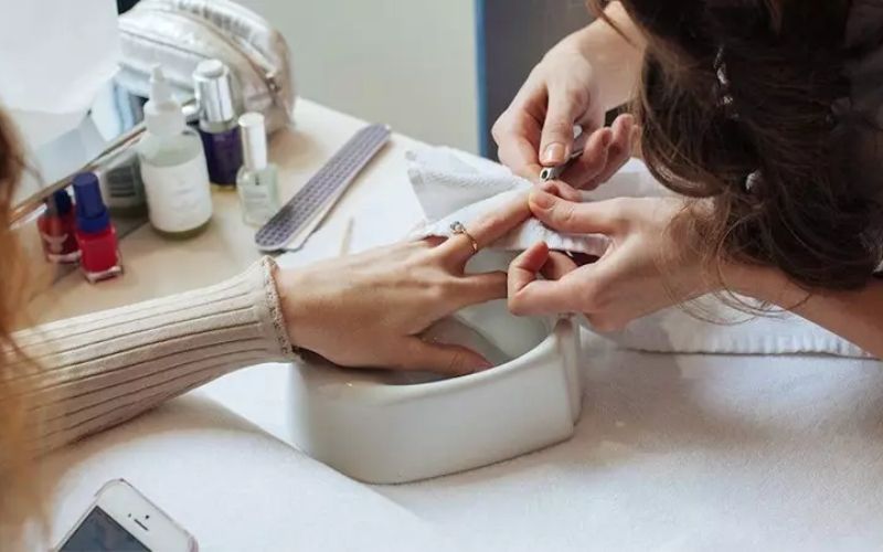 Những thợ nail mới vào nghề mức lương sẽ dao động từ 7 -10 triệu đồng/tháng