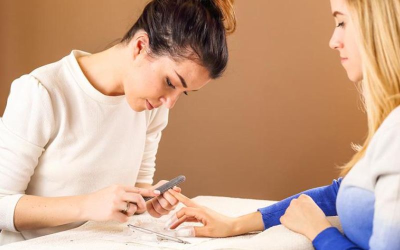 Giao tiếp và chăm sóc khách hàng là hai kỹ năng mà thợ nail nào cũng phải có 