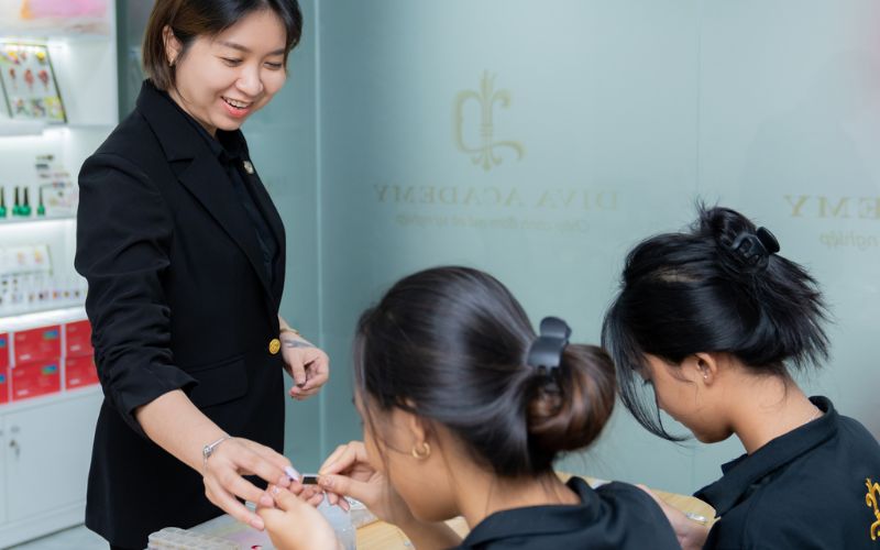 Nếu có đủ kinh nghiệm và kỹ năng về nail bạn có thể trở thành giảng viên đào tạo 