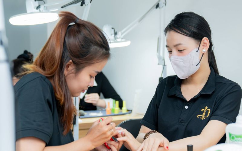 Bạn hãy thường xuyên theo dõi xu hướng nail mới để cập nhật kiến thức 