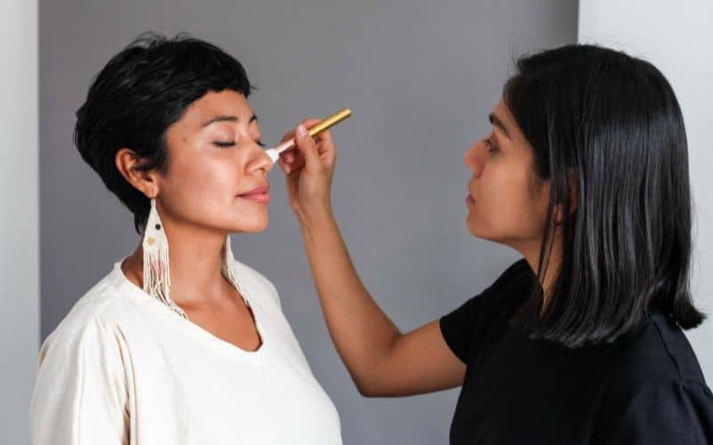 Thời gian học makeup chuyên nghiệp còn tùy vào từng loại khóa học 