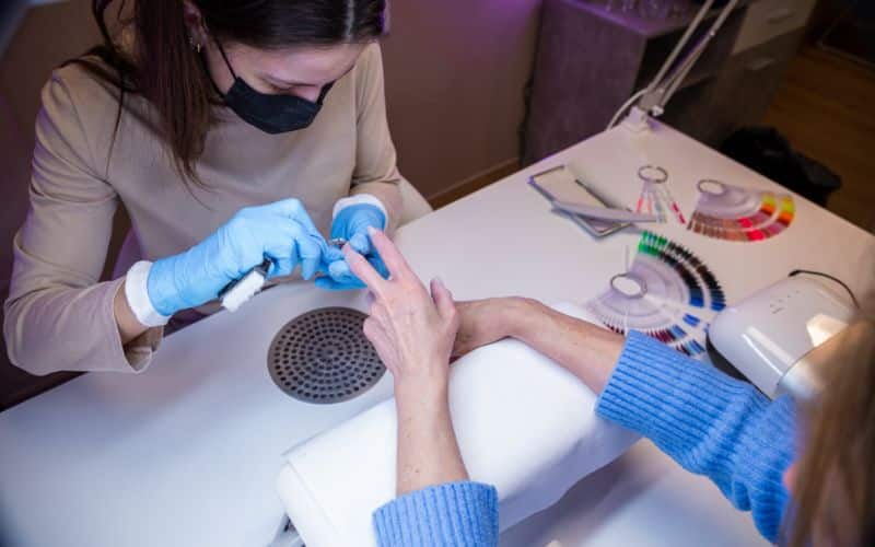 Thợ nail cần có biện pháp bảo vệ sức khỏe sinh sản của bản thân và cả khách hàng