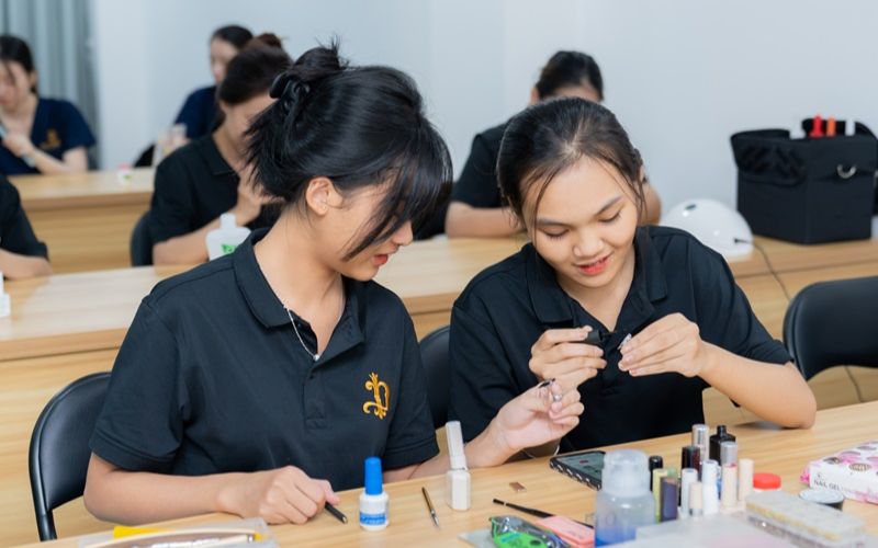 Bạn luôn được hỗ trợ cập nhật kỹ thuật trọn đời nếu tham gia khóa học nail chuyên nghiệp 