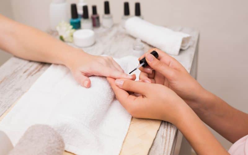 Thợ nail cần cập nhật xu hướng mới thường xuyên để duy trì tính cạnh tranh