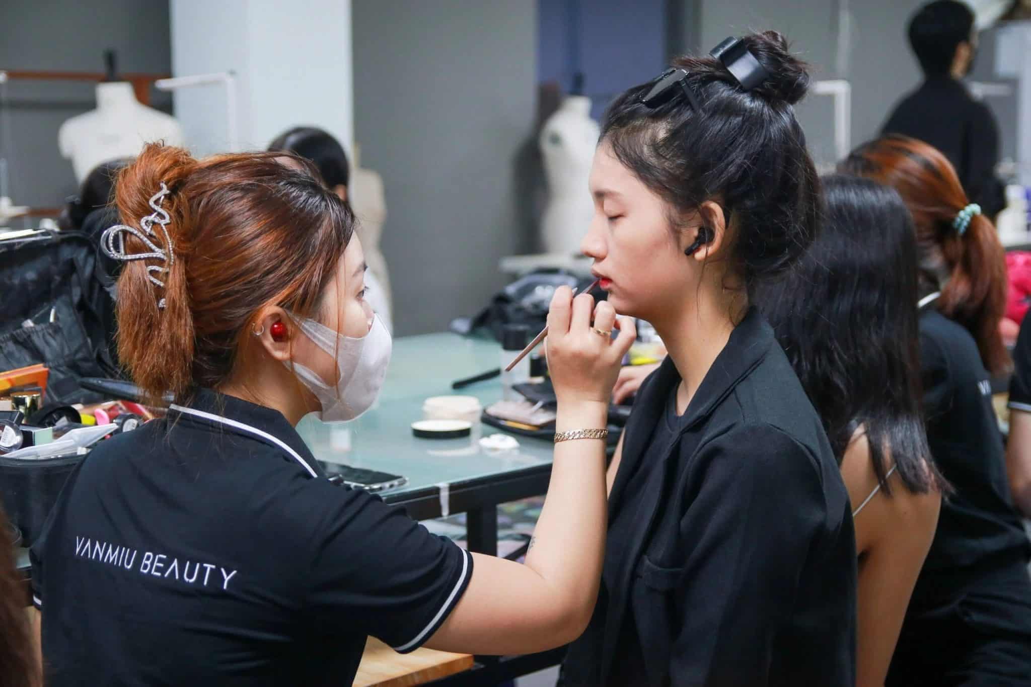 Giai đoạn tiếp theo bạn được học thực hành và nâng cao kỹ năng makeup