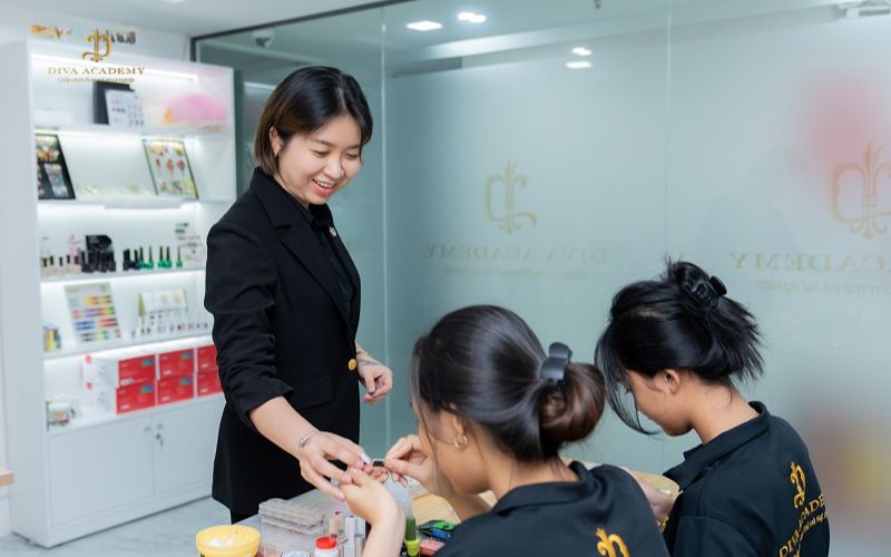 Giảng viên của DIVA Academy đang hướng dẫn học viên làm nail tận tình