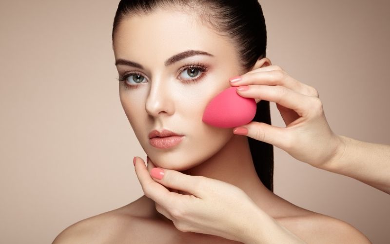 Học viên lớp makeup trực tuyến được giải đáp thắc mắc tận tình hơn