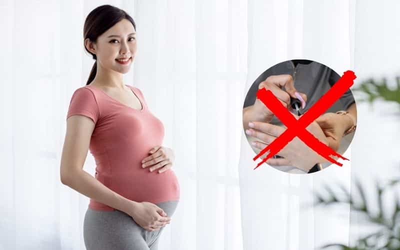 Mẹ bầu nên hạn chế sơn móng tay để đảm bảo an toàn cho thai nhi