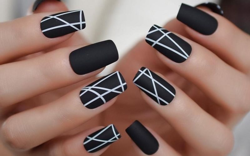 Bạn có thể thử học làm nail họa tiết kẻ sọc 