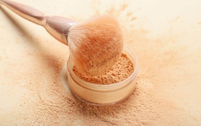 Phấn phủ giúp kiềm dầu giúp cho lớp makeup luôn bền đẹp