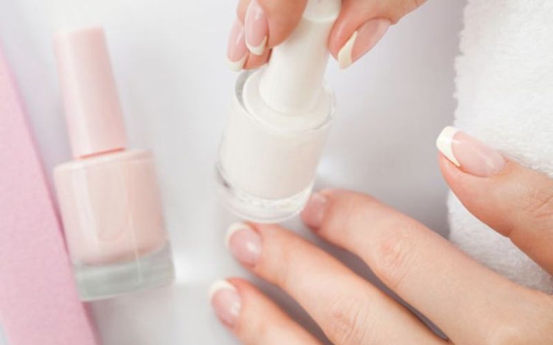 Bạn hãy phủ một lớp top coat sau khi các lớp sơn trước đó đã khô