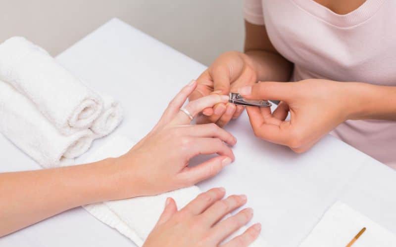 Thợ nail cần lắng nghe và giải quyết các vấn đề cho khách hàng hiệu quả