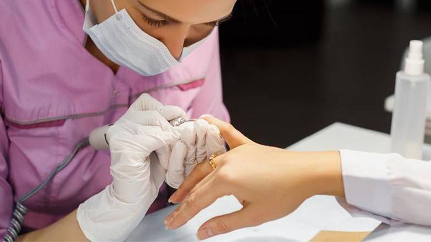 Chủ tiệm nail nên trang bị đầy đủ đồ bảo hộ cho nhân viên làm nail