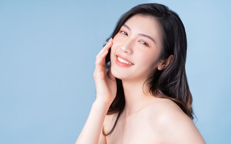 Phong cách makeup “glass skin” mang đến vẻ đẹp mịn màng và trong trẻo