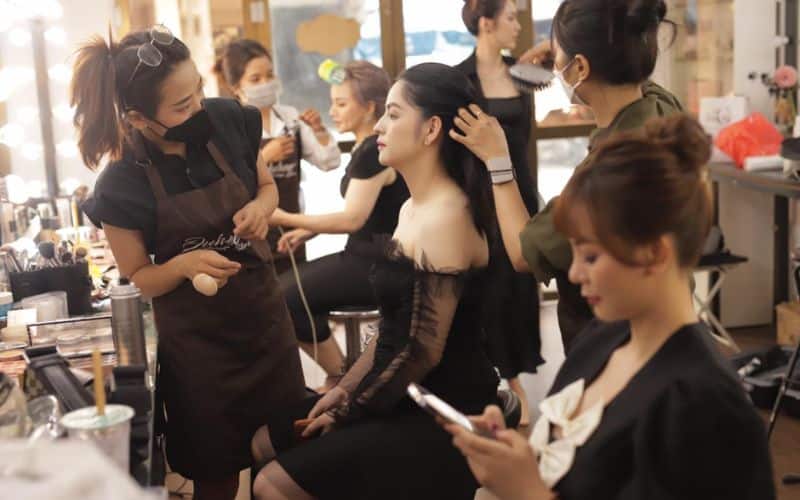 Bạn sẽ có cơ hội làm việc tại các salon trang điểm chuyên nghiệp 