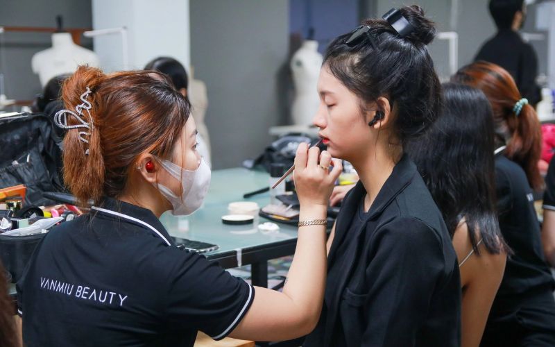 Vanmiu Beauty luôn cập nhật xu hướng trang điểm mới nhất để giảng dạy 