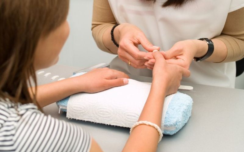 Làm nghề nail còn giúp bạn có nhiều mối quan hệ chất lượng với khách hàng và đồng nghiệp