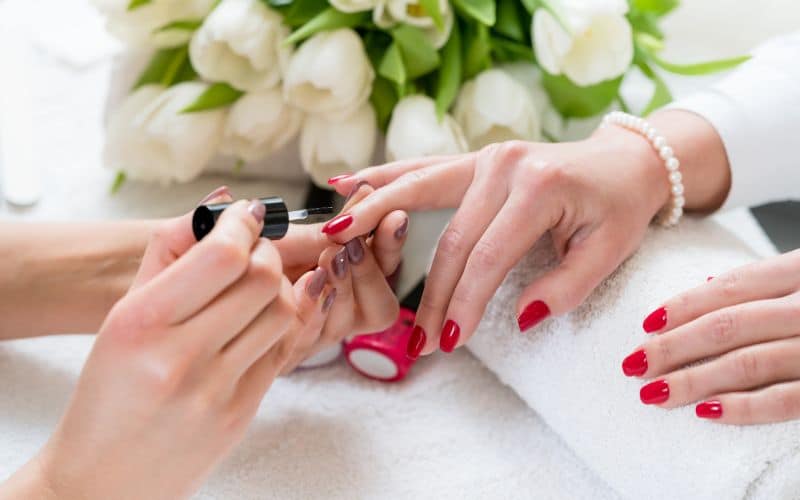 Thợ nail cần cập nhật xu hướng nail mới để phục vụ cho công việc hiệu quả